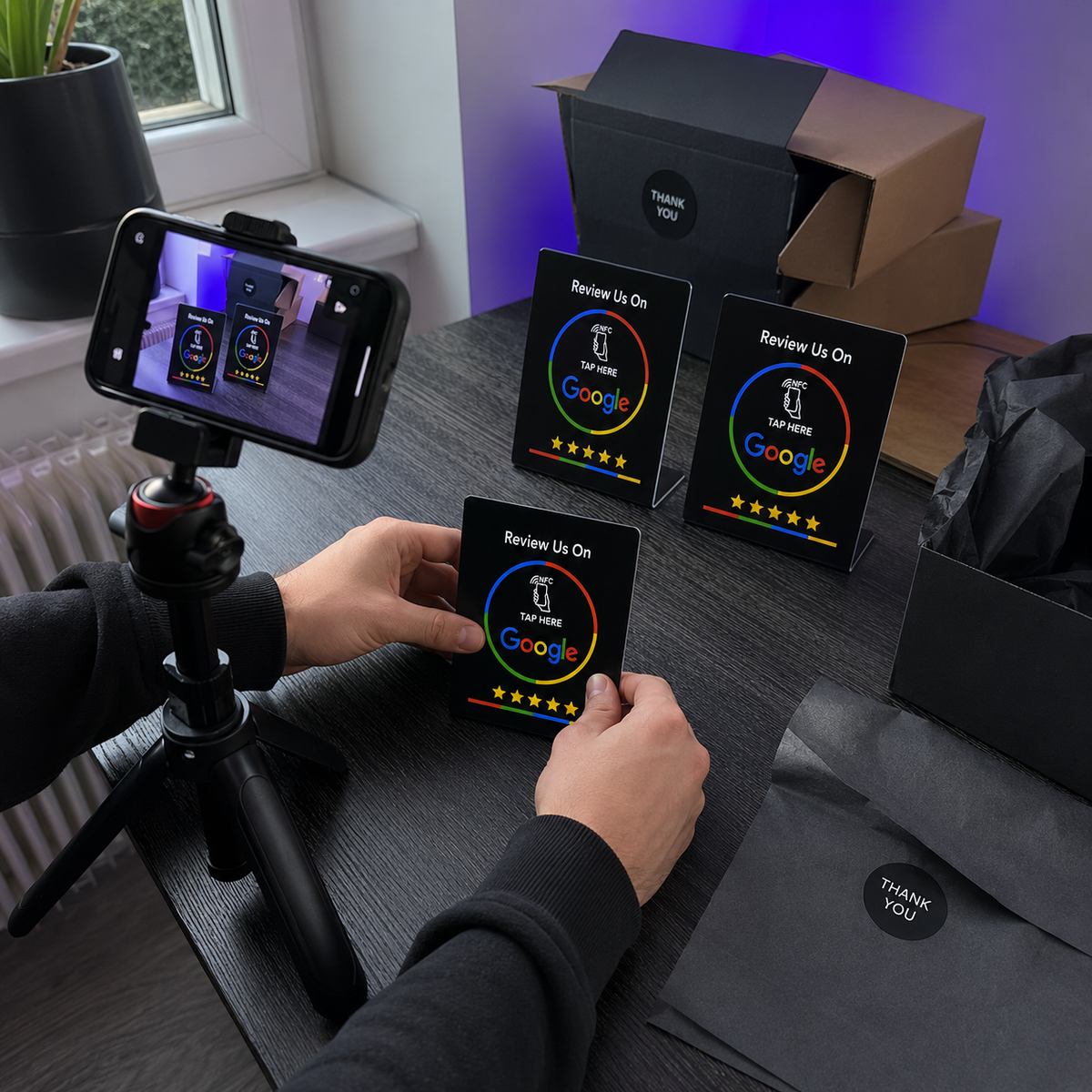 Jonge reseller maakt NFC reviewcards klaar voor lokale ondernemers